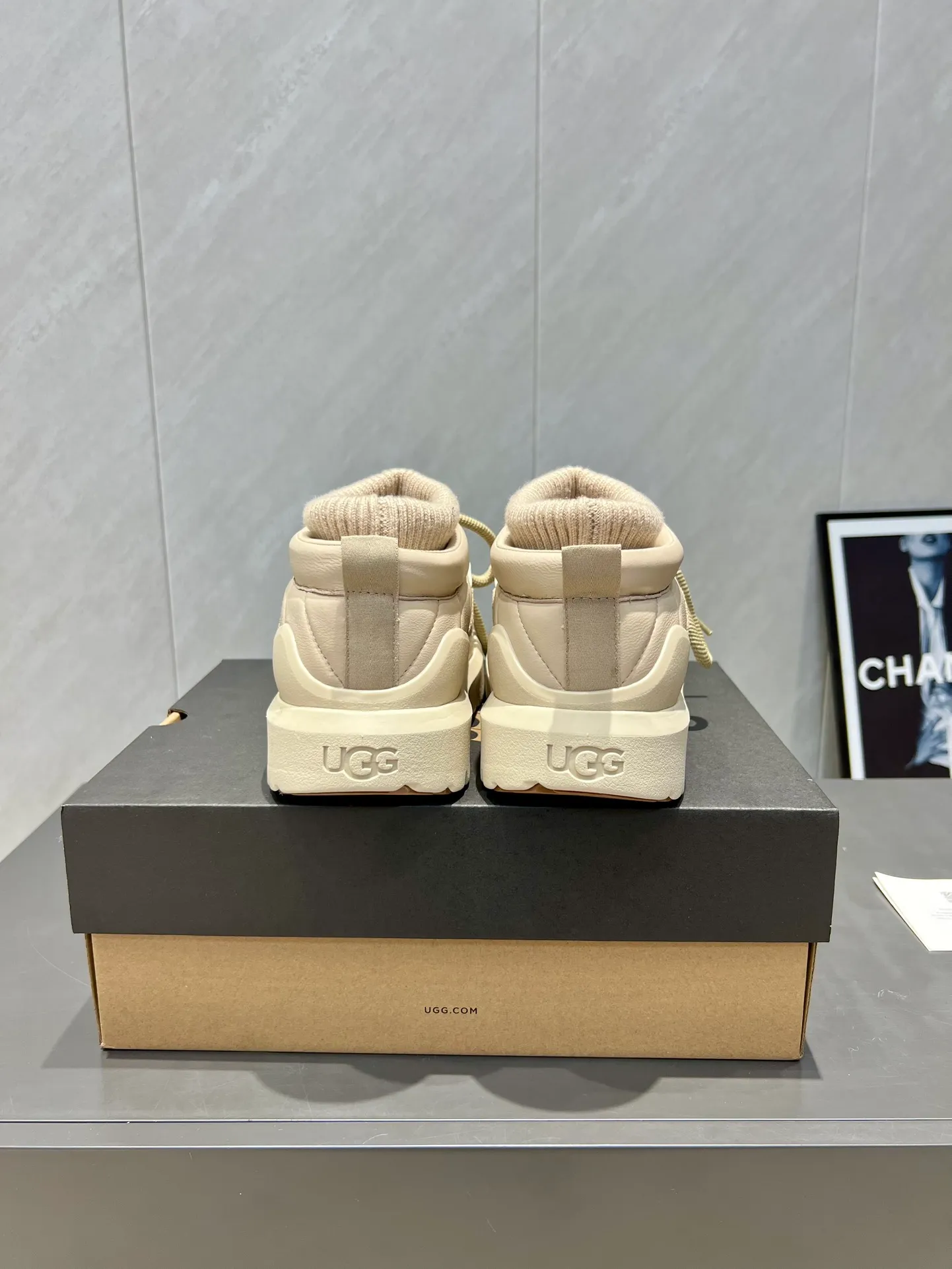 Factory: Couple P620💰 "Exclusive top version" UGG~25vs popular platform thick-soled casual shoes series... [Couple's thick-soled Maori casual shoes] A shoe that will not clash with shirts, simple partition design ➕ spotted outsole, silk curly upper, a must-have for autumn and winter, can be worn with any pants or skirt, very comfortable and good-looking... ❶Fabric: Original customized cow ➕ Sheepskin ❷Inner lining: original customized wool ❸Feet: original customized sheepskin ❹Outsole: original molded foam outsole ❺Number: 35-44 (Female 41. Male 45. Customized, non-returnable) ❻Packaging: Original full set of packaging ☀Color: Official website updated simultaneously